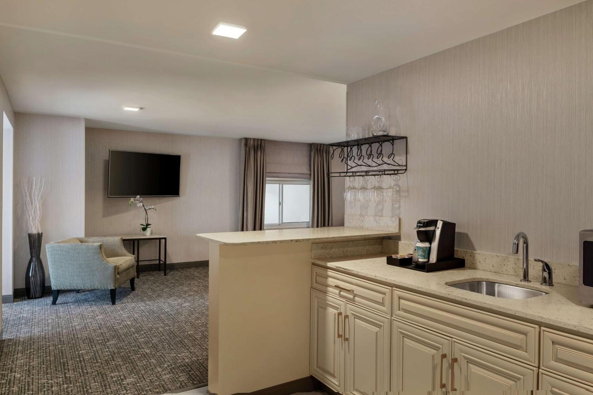 Hilton Garden Inn Springfield Exterior photo